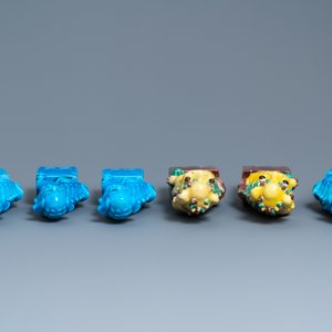 Quatorze modèles de lions bouddhistes en porcelaine de Chine turquoise monochrome et famille verte, 19/20ème — photo 6