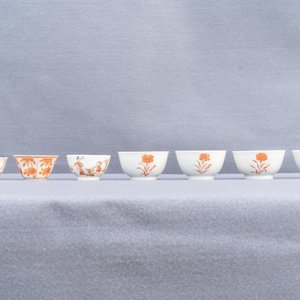 Quatorze tasses et neuf soucoupes en porcelaine de Chine en rouge de fer et doré, Kangxi/Qianlong — photo 15