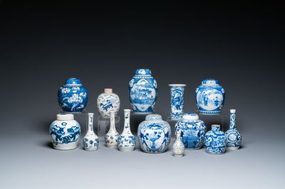Quatorze vases en porcelaine de Chine en bleu et blanc, 18/20e eeuw