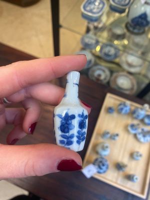 Quatorze vases miniatures en porcelaine de Chine en bleu et blanc à décor floral, Kangxi — photo 15