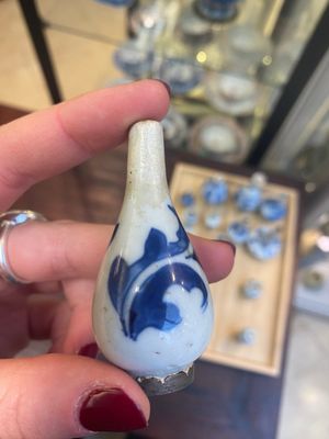 Quatorze vases miniatures en porcelaine de Chine en bleu et blanc à décor floral, Kangxi — photo 25