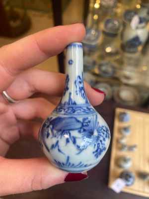 Quatorze vases miniatures en porcelaine de Chine en bleu et blanc à décor floral, Kangxi — photo 3