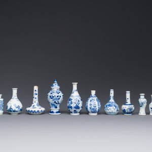 Quatorze vases miniatures en porcelaine de Chine en bleu et blanc à décor floral, Kangxi — photo 2