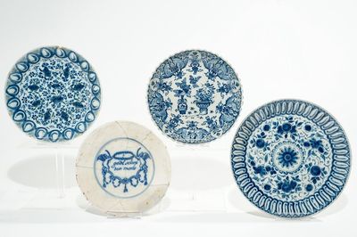 Quatre assiettes en faïence de Delft bleu et blanc, 17/18ème