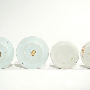 Quatre assiettes en faïence de Delft bleu et blanc et doré, 19ème — photo 2
