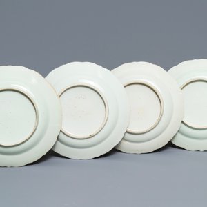 Quatre assiettes en porcelaine de Chine bleu, blanc et rouge de fer à décor de lotus, Qianlong/Jiaqing — photo 2