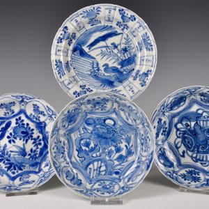 Quatre assiettes en porcelaine de Chine bleu et blanc de type Kraak, Ming, Wanli — photo 1