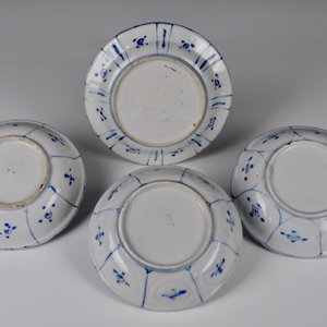 Quatre assiettes en porcelaine de Chine bleu et blanc de type Kraak, Ming, Wanli — photo 2
