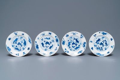 Quatre assiettes en porcelaine de Chine bleu et blanc, marque et époque de Kangxi