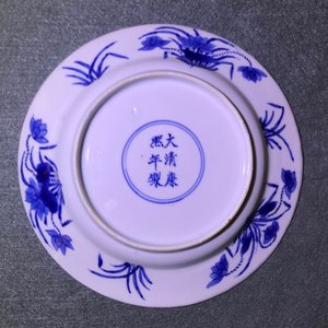 Quatre assiettes en porcelaine de Chine bleu et blanc, marque et époque de Kangxi — photo 14