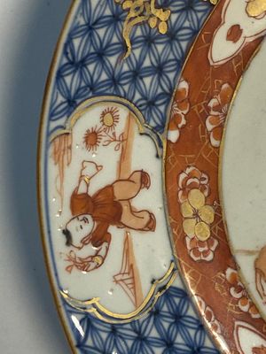 Quatre assiettes en porcelaine de Chine de style Imari à décor 'Xi Xiang Ji', Yongzheng — photo 2