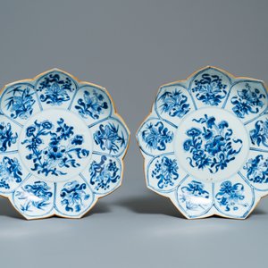 Quatre assiettes en porcelaine de Chine en bleu et blanc en forme de lotus, Kangxi — photo 2