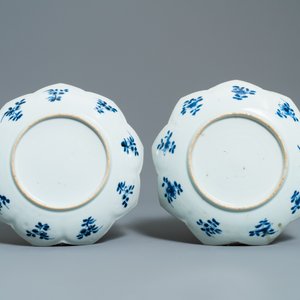 Quatre assiettes en porcelaine de Chine en bleu et blanc en forme de lotus, Kangxi — photo 3