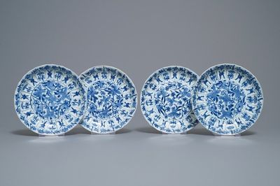 Quatre assiettes en porcelaine de Chine en bleu et blanc en forme de lotus, Kangxi