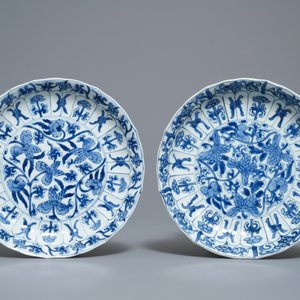 Quatre assiettes en porcelaine de Chine en bleu et blanc en forme de lotus, Kangxi — photo 2