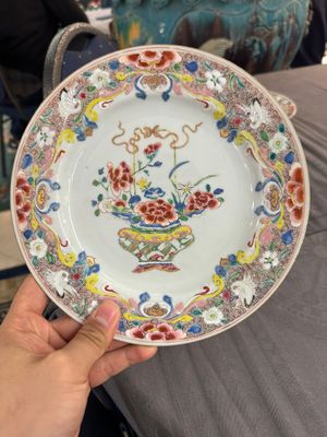 Quatre assiettes en porcelaine de Chine famille rose à décor floral, Qianlong — photo 9