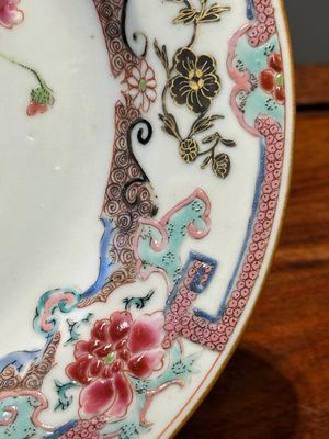 Quatre assiettes en porcelaine de Chine famille rose à décor floral, Yongzheng/Qianlong — photo 11