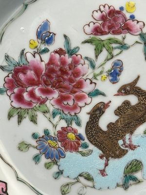 Quatre assiettes en porcelaine de Chine famille rose à décor floral, Yongzheng/Qianlong — photo 16