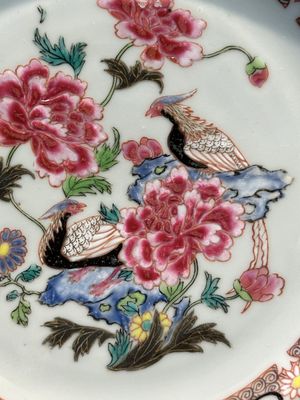 Quatre assiettes en porcelaine de Chine famille rose à décor floral, Yongzheng/Qianlong — photo 3