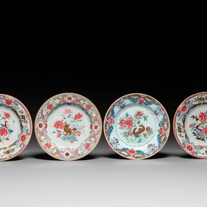 Quatre assiettes en porcelaine de Chine famille rose à décor floral, Yongzheng/Qianlong — photo 1