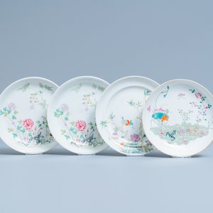 Quatre assiettes en porcelaine de Chine famille rose dont trois marque et époque de Guangxu — photo 1