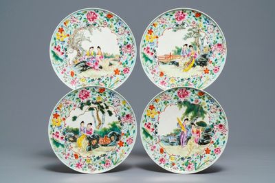 Quatre assiettes en porcelaine de Chine famille rose, marque de Guangxu, République, 20ème