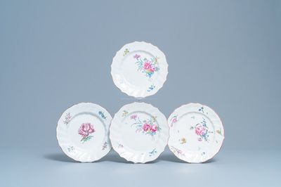 Quatre assiettes en porcelaine polychrome de Tournai à décor de fleurs, 18ème