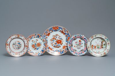 Quatre assiettes et un plat en porcelaine de Chine verte-Imari et famille rose, Yongzheng/Qianlong