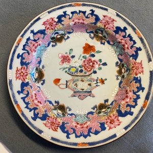 Quatre assiettes et un plat en porcelaine de Chine verte-Imari et famille rose, Yongzheng/Qianlong — photo 13