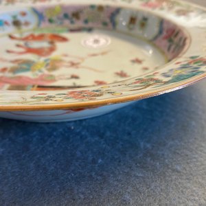 Quatre assiettes et un plat en porcelaine de Chine verte-Imari et famille rose, Yongzheng/Qianlong — photo 10