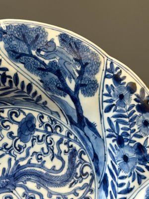 Quatre assiettes lobées en porcelaine de Chine en bleu et blanc, marque fleur, Kangxi — photo 4
