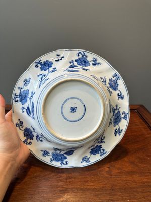 Quatre assiettes lobées en porcelaine de Chine en bleu et blanc, marque fleur, Kangxi — photo 6