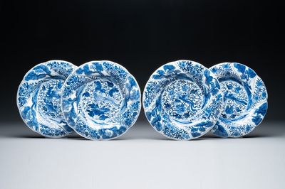 Quatre assiettes lobées en porcelaine de Chine en bleu et blanc, marque fleur, Kangxi