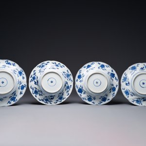 Quatre assiettes lobées en porcelaine de Chine en bleu et blanc, marque fleur, Kangxi — photo 5