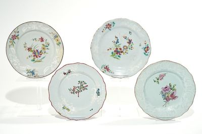 Quatre assiettes polychromes en faïence de Saint-Amand-les-Eaux, 18ème