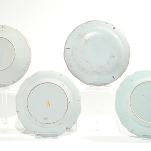 Quatre assiettes polychromes en faïence de Saint-Amand-les-Eaux, 18ème — photo 2