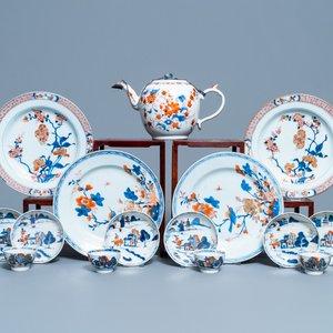 Quatre assiettes, une grande théière et six tasses et soucoupes en porcelaine de Chine de style Imari, Kangxi/Qianlong — photo 1