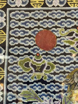 Quatre badges de rang en soie brodée au fil d'or dans un cadre, Chine, 19ème — photo 15