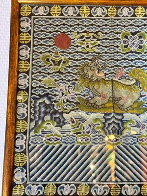 Quatre badges de rang en soie brodée au fil d'or dans un cadre, Chine, 19ème — photo 8