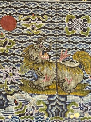Quatre badges de rang en soie brodée au fil d'or dans un cadre, Chine, 19ème — photo 10