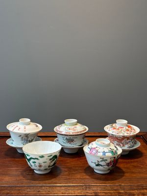 Quatre bols couverts en porcelaine de Chine famille rose, trois avec soucoupes et un bol à décor de dragon, signés Wang Darong 王大榕, 19/20ème — photo 1