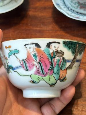 Quatre bols couverts en porcelaine de Chine famille rose, trois avec soucoupes et un bol à décor de dragon, signés Wang Darong 王大榕, 19/20ème — photo 18