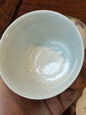 Quatre bols couverts en porcelaine de Chine famille rose, trois avec soucoupes et un bol à décor de dragon, signés Wang Darong 王大榕, 19/20ème — photo 26