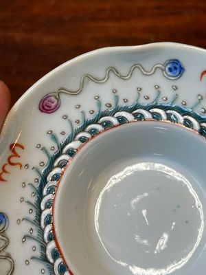 Quatre bols couverts en porcelaine de Chine famille rose, trois avec soucoupes et un bol à décor de dragon, signés Wang Darong 王大榕, 19/20ème — photo 60