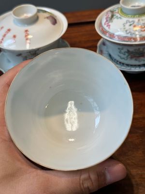 Quatre bols couverts en porcelaine de Chine famille rose, trois avec soucoupes et un bol à décor de dragon, signés Wang Darong 王大榕, 19/20ème — photo 7