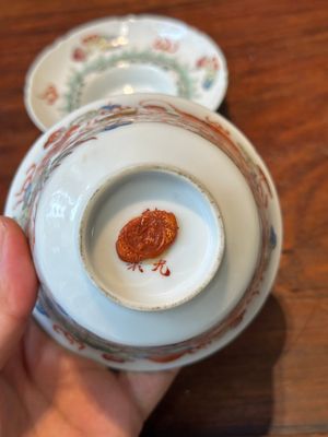 Quatre bols couverts en porcelaine de Chine famille rose, trois avec soucoupes et un bol à décor de dragon, signés Wang Darong 王大榕, 19/20ème — photo 78