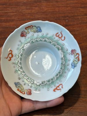 Quatre bols couverts en porcelaine de Chine famille rose, trois avec soucoupes et un bol à décor de dragon, signés Wang Darong 王大榕, 19/20ème — photo 82