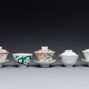 Quatre bols couverts en porcelaine de Chine famille rose, trois avec soucoupes et un bol à décor de dragon, signés Wang Darong 王大榕, 19/20ème — photo 3