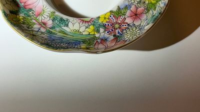 Quatre bols couverts sur leur support en porcelaine de Chine famille rose à décor millefleurs, marque de Qianlong, République — photo 3
