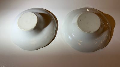 Quatre bols couverts sur leur support en porcelaine de Chine famille rose à décor millefleurs, marque de Qianlong, République — photo 4